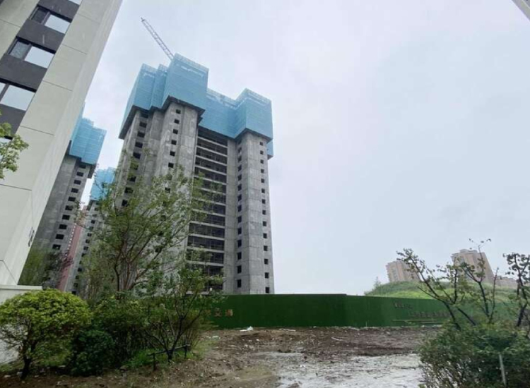 中国、追加不動産対策を発表 – 工事中断住宅支援を84兆円規模に拡大